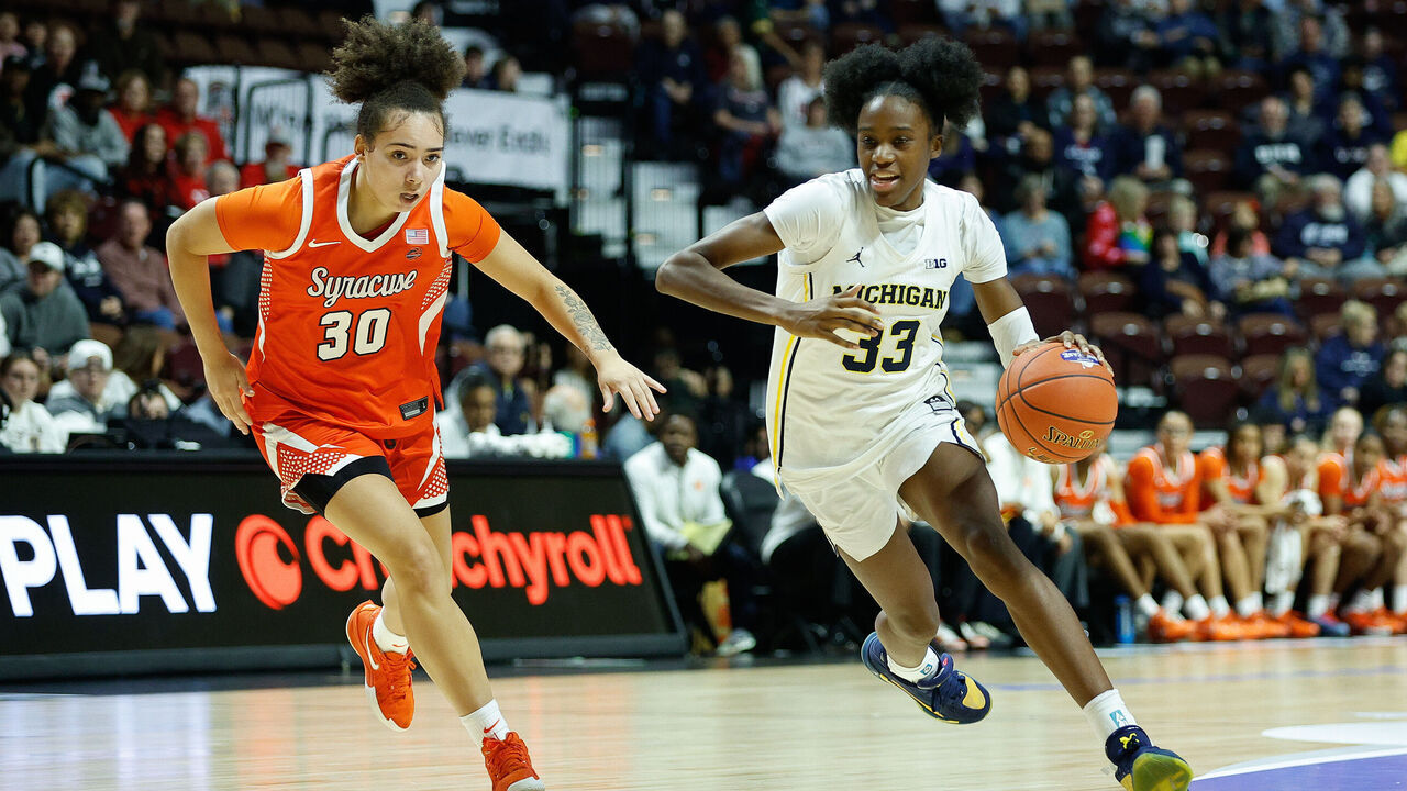UNCASVILLE, CT - NOVEMBER 23: Te'Yala Delfosse #33 of the Michigan Wolverines drives to the basket against Jasmyn Cooper #30 of the Syracuse Orange during the 2025 college Basketball Hall of Fame Women's Showcase game between Michigan Wolverines and Syracuse Orange on November 23, 2025, at Mohegan Sun Arena in Uncasville, CT.