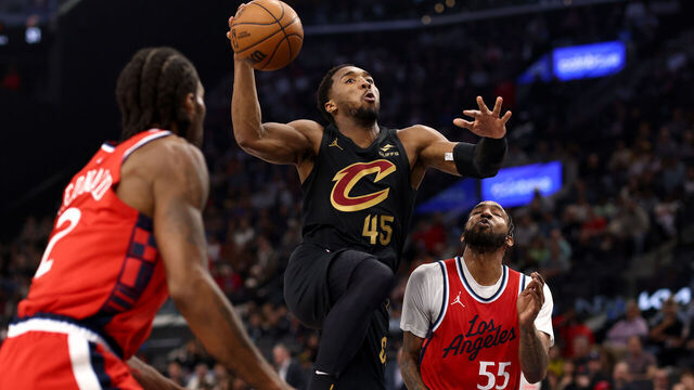 INGLEWOOD, CALIFORNIA - MARCH 18: Donovan Mitchell #45 of the Cleveland Cavaliers drives to the basket against Kawhi Leonard #2 and Derrick Jones Jr. #55 of the Los Angeles Clippers during the second quarter at Intuit Dome on March 18, 2025 in Inglewood, California.