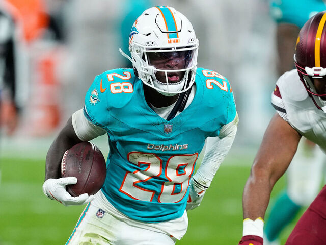 MADRID, SPAIN - NOVEMBER 16: De'Von Achane of the Miami Dolphins runs with the ball during the National Football League (NFL) 2025 Madrid Game, match played between Miami Dolphins and Washington Commanders at Bernabeu stadium on November 16, 2025, in Madrid, Spain.