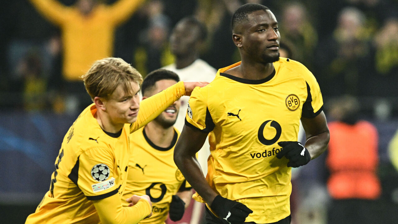 25 November 2025, North Rhine-Westphalia, Dortmund: Soccer: Champions League, Borussia Dortmund - FC Villarreal, Preliminary Round, Matchday 5, Signal Iduna Park, Dortmund's Serhou Guirassy and Daniel Svensson (l) celebrate after the 2:0 goal. Photo: Bernd Thissen/dpa