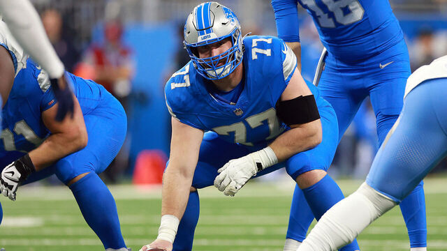 DETROIT,MICHIGAN-OCTOBER 27: Center Frank Ragnow (77) of the Detroit Lions prepares to snap the ball during a game between the Detroit Lions and the Tennessee Titans in Detroit, Michigan USA, on Sunday, October 27, 2024