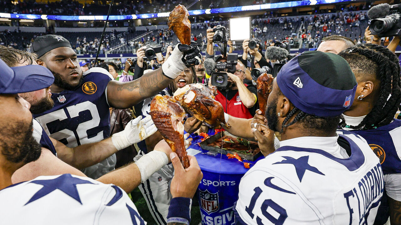 ARLINGTON, TX - NOVEMBER 27: The Dallas Cowboys players celebrate eating a smoked turkey with CBS sideline reporter Tracy Wolfson after the game between the Dallas Cowboys and the Kansas City Chiefs on November 27, 2025 at AT&T Stadium in Arlington, Texas.