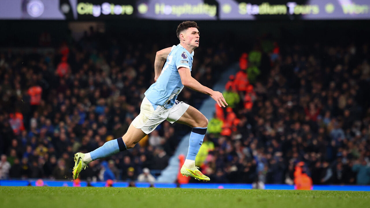 MANCHESTER, ENGLAND - NOVEMBER 29:Phil Foden of Manchester City celebrates after he scored for 3-2 during the Premier League match between Manchester City and Leeds United at Etihad Stadium on November 29, 2025 in Manchester, England.