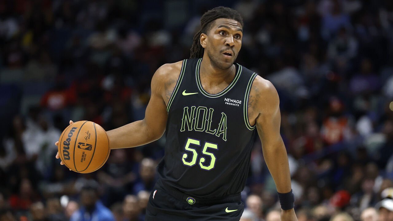 NEW ORLEANS, LOUISIANA - NOVEMBER 22: Kevon Looney #55 of the New Orleans Pelicans drives to the basket during the second half of a game against the Atlanta Hawks at Smoothie King Center on November 22, 2025 in New Orleans, Louisiana.