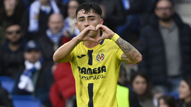 Villarreal's Spanish forward #20 Alberto Moleiro celebrates scoring his team's third goal during the Spanish league football match between Real Sociedad and Villarreal CF at Anoeta Stadium in San Sebastian on November 30, 2025.