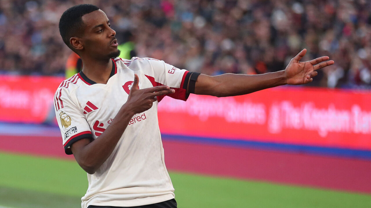 LONDON, ENGLAND - NOVEMBER 30: Alexander Isak of Liverpool celebrates after scoring a goal to make it 0-1 during the Premier League match between West Ham United and Liverpool at London Stadium on November 30, 2025 in London, England.