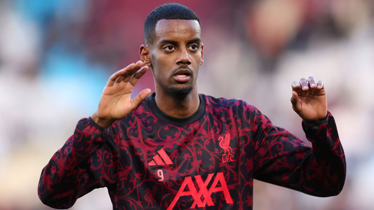 LONDON, ENGLAND - NOVEMBER 30: Alexander Isak of Liverpool warms up prior to the Premier League match between West Ham United and Liverpool at London Stadium on November 30, 2025 in London, England.