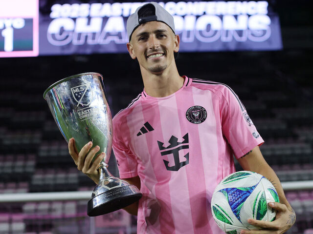 FORT LAUDERDALE, FLORIDA - NOVEMBER 29: Tadeo Allende #21 of Inter Miami CF celebrates with the trophy after winning the Audi 2025 MLS Cup eastern conference final match between Inter Miami CF and New York City FC at Chase Stadium on November 29, 2025 in Fort Lauderdale, Florida.