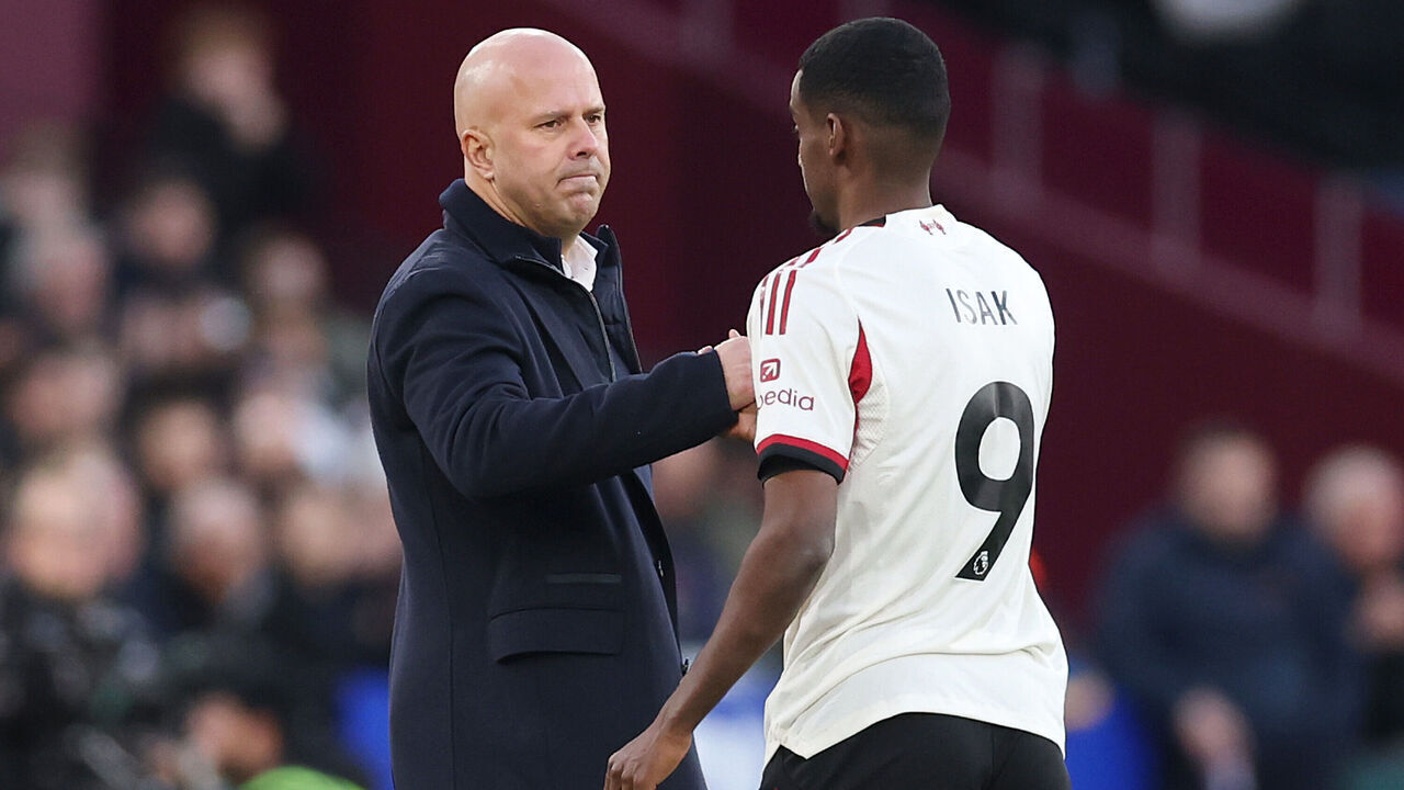 LONDON, ENGLAND - NOVEMBER 30: Alexander Isak of Liverpool celebrates with Arne Slot, Manager of Liverpool, after scoring his team's first goal during the Premier League match between West Ham United and Liverpool at London Stadium on November 30, 2025 in London, England.