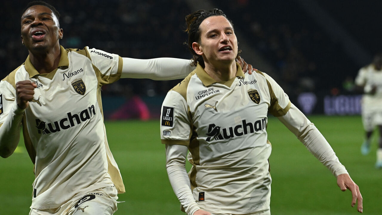 Lens' French forward #10 Florian Thauvin (R) celebrates after scoring his team's second goalduring the French L1 football match between SCO Angers and RC Lens at the Raymond-Kopa stadium in Angers on November 30, 2025.