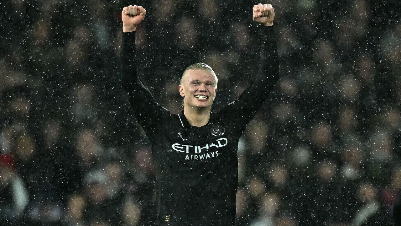 Manchester City's Norwegian striker #09 Erling Haaland (2L) celebrates scoring the opening goal, and his 100th Premier League goal, during the English Premier League football match between Fulham and Manchester City at Craven Cottage in London on December 2, 2025. / RESTRICTED TO EDITORIAL USE. No use with unauthorized audio, video, data, fixture lists, club/league logos or 'live' services. Online in-match use limited to 120 images. An additional 40 images may be used in extra time. No video emulation. Social media in-match use limited to 120 images. An additional 40 images may be used in extra time. No use in betting publications, games or single club/league/player publications. /
