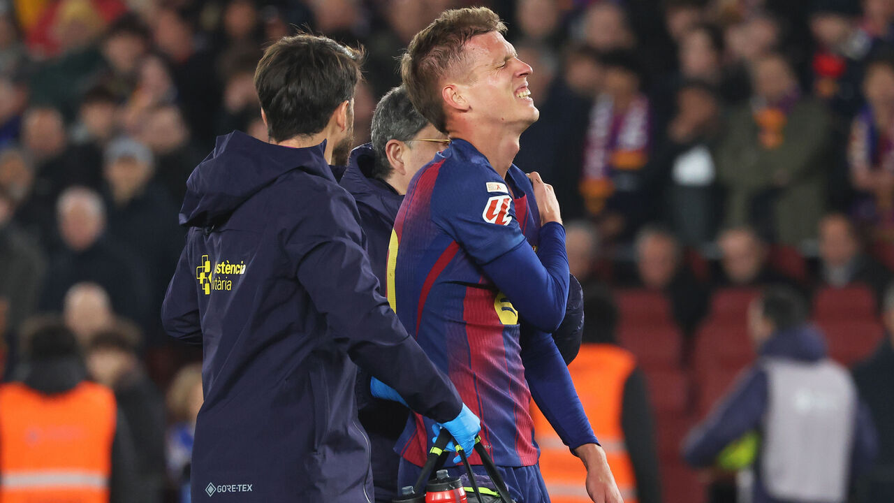 Dani Olmo scores and gets injured when he falls during the match between FC Barcelona and Club Atletico de Madrid, corresponding to week 19 of LaLiga EA Sports, played at the Spotify Camp Nou in Barcelona, Spain, on December 2, 2025.