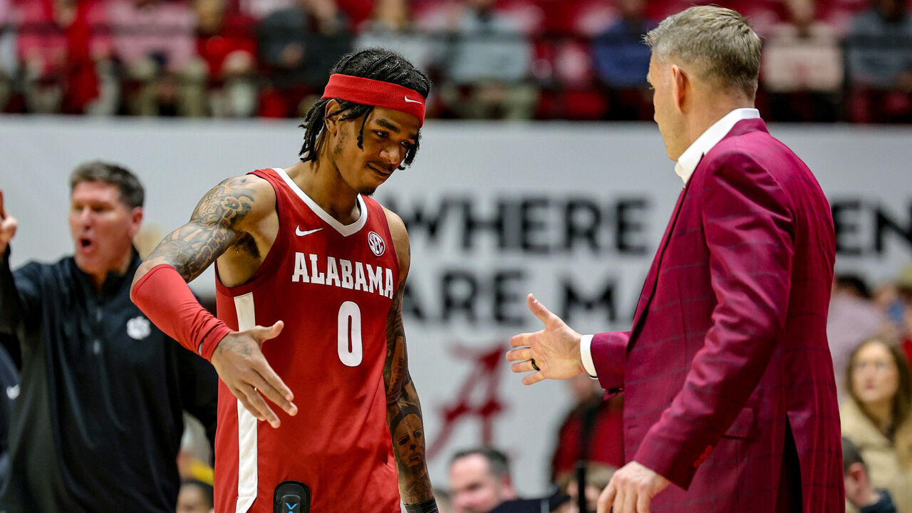 TUSCALOOSA, ALABAMA - DECEMBER 3: Head coach Nate Oats of the Alabama Crimson Tide congratulates Labaron Philon #0 on a win over the Clemson Tigers at Coleman Coliseum on December 3, 2025 in Tuscaloosa, Alabama.