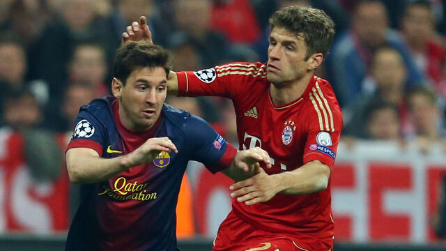 MUNICH, GERMANY - APRIL 23: Thomas Mueller of Bayern (R) challenges Lionel Messi of Barcelona (L) during the UEFA Champions League semi final first leg match between FC Bayern Muenchen and FC Barcelona at Allianz Arena on April 23, 2013 in Munich, Germany.
