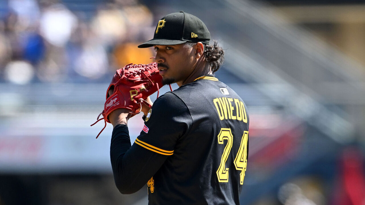 PITTSBURGH, PENNSYLVANIA - SEPTEMBER 17: Johan Oviedo #24 of the Pittsburgh Pirates prepares to pitch during the first inning against the Chicago Cubs at PNC Park on September 17, 2025 in Pittsburgh, Pennsylvania.
