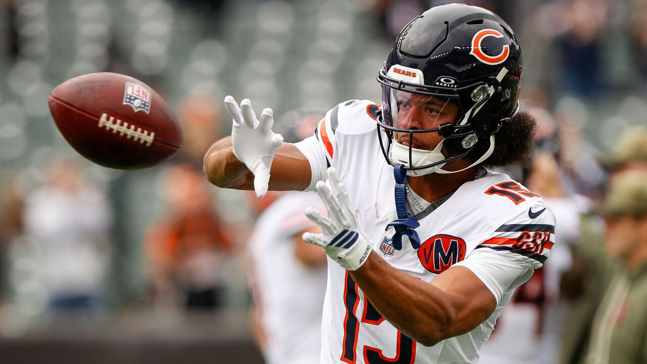 CINCINNATI, OH - NOVEMBER 02: Chicago Bears wide receiver Rome Odunze (15) warms up before the game against the Chicago Bears and the Cincinnati Bengals on November 2, 2025, at Paycor Stadium in Cincinnati, OH.