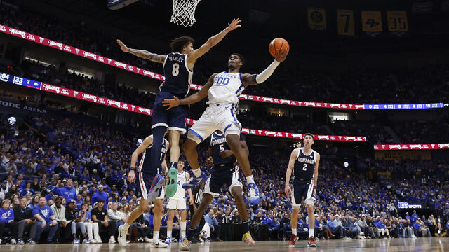 NASHVILLE, TENNESSEE - DECEMBER 05: Otega Oweh #00 of the Kentucky Wildcats makes a layup against Jalen Warley #8 of the Gonzaga Bulldogs during the first half of the Music City Madness game at Bridgestone Arena on December 05, 2025 in Nashville, Tennessee.
