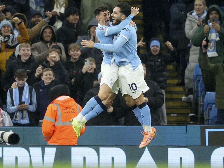 Man City take advantage of Arsenal's stumble to close the gap Man City take advantage of Arsenal's stumble to close the gap