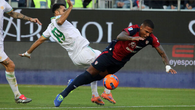 CAGLIARI, ITALY - DECEMBER 07: Michael Folorunsho of Cagliari fouls Zeki Celik of Roma during the Serie A match between Cagliari Calcio and AS Roma at Stadio Sant'Elia on December 07, 2025 in Cagliari, Italy.