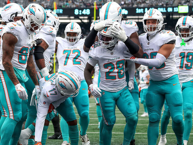EAST RUTHERFORD, NEW JERSEY - DECEMBER 07: De'Von Achane #28 of the Miami Dolphins celebrates with teammates after a touchdown against the New York Jets during the first quarter at MetLife Stadium on December 07, 2025 in East Rutherford, New Jersey.