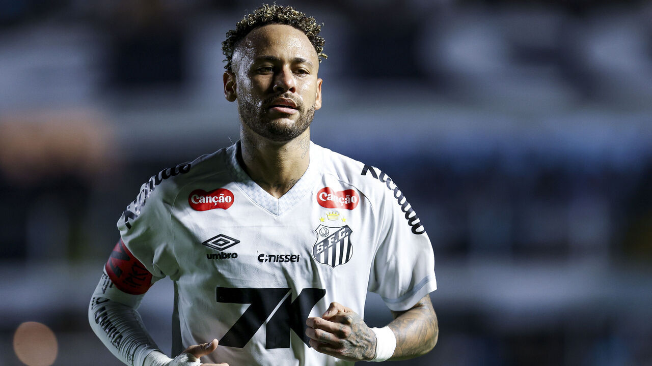 SANTOS, BRAZIL - NOVEMBER 19: Neymar Junior of Santos looks on during the Brasileirao 2025 match between Santos and Mirassol at Estadio Urbano Caldeira on November 19, 2025 in Santos, Brazil.