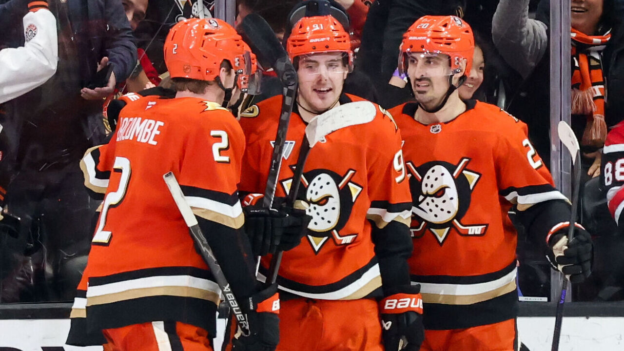 ANAHEIM, CA - DECEMBER 7: Leo Carlsson #91 of the Anaheim Ducks celebrates his goal with teammates during the second period against the Chicago Blackhawks at Honda Center on December 7, 2025 in Anaheim, California.