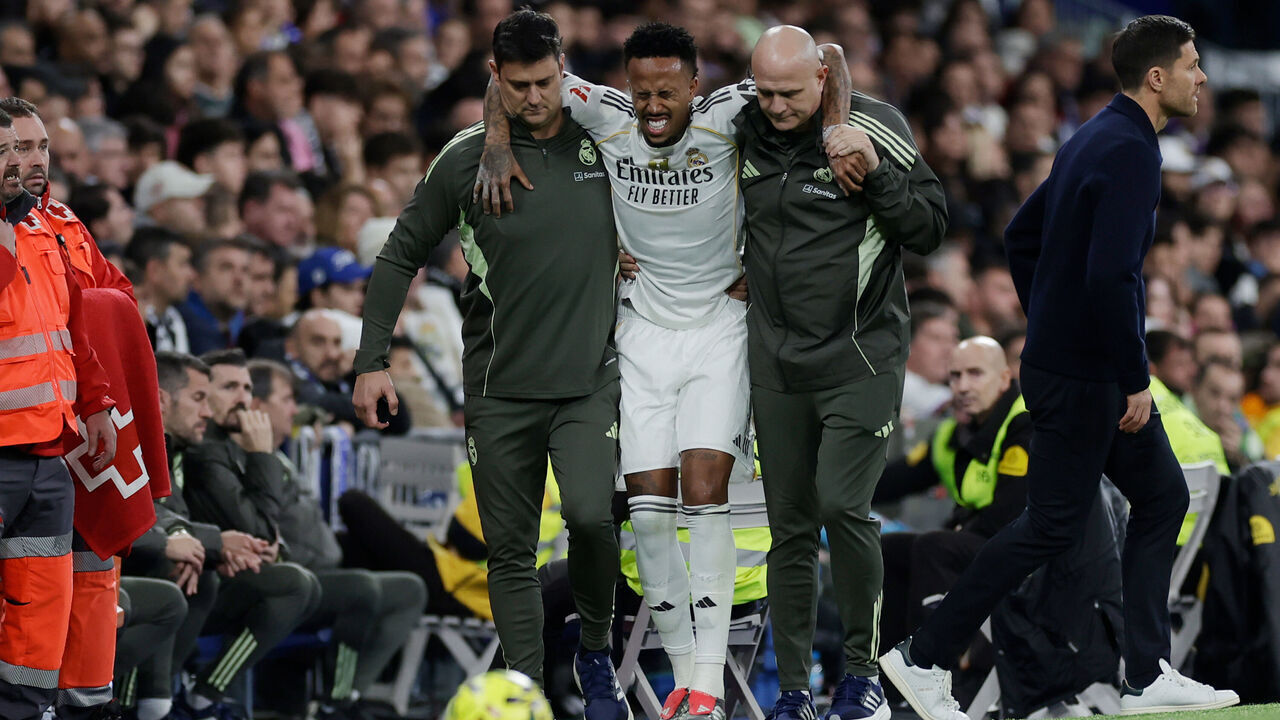 MADRID, SPAIN - DECEMBER 7: Eder Militao of Real Madrid leaves injured the pitch during the LaLiga EA Sports match between Real Madrid v Celta de Vigo at the Estadio Santiago Bernabeu on December 7, 2025 in Madrid Spain