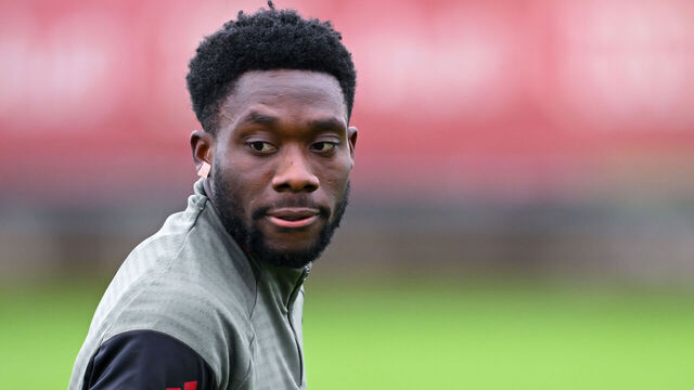 08 December 2025, Bavaria, Munich: Soccer: Champions League, Bayern Munich - Sporting Lisbon, preliminary round, match day 6, final training session FC Bayern at the training ground at Säbener Straße. Alphonso Davies (Bayern Munich) in action. Photo: Sven Hoppe/dpa