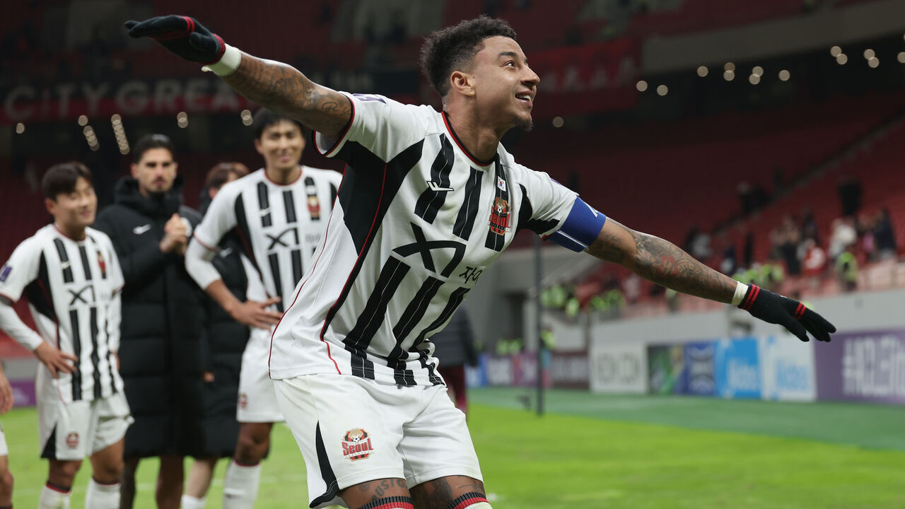 SHANGHAI, CHINA - NOVEMBER 25: Jesse Lingard #10 of FC Seoul with teammates salute the supporters following the AFC Champions League Elite 2025-26 East Region Group Stage match between Shanghai Port and FC Seoul at Pudong Football Stadium on November 25, 2025 in Shanghai, China.