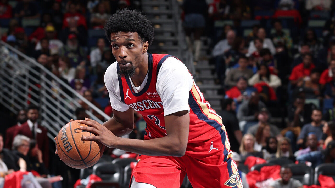 NEW ORLEANS, LA - NOVEMBER 14: Herbert Jones #2 of the New Orleans Pelicans handles the ball during the game against the Los Angeles Lakers during the 2025 - 2026 Emirates Cup Game on November 14, 2025 at the Smoothie King Center in New Orleans, Louisiana. Mandatory Copyright Notice: Copyright 2025 NBAE