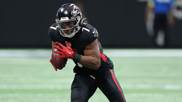 ATLANTA, GEORGIA - SEPTEMBER 07: Bijan Robinson #7 of the Atlanta Falcons breaks away for a touchdown during the first quarter of the NFL 2025 game between Tampa Bay Buccaneers and Atlanta Falcons at Mercedes-Benz Stadium on September 07, 2025 in Atlanta, Georgia.