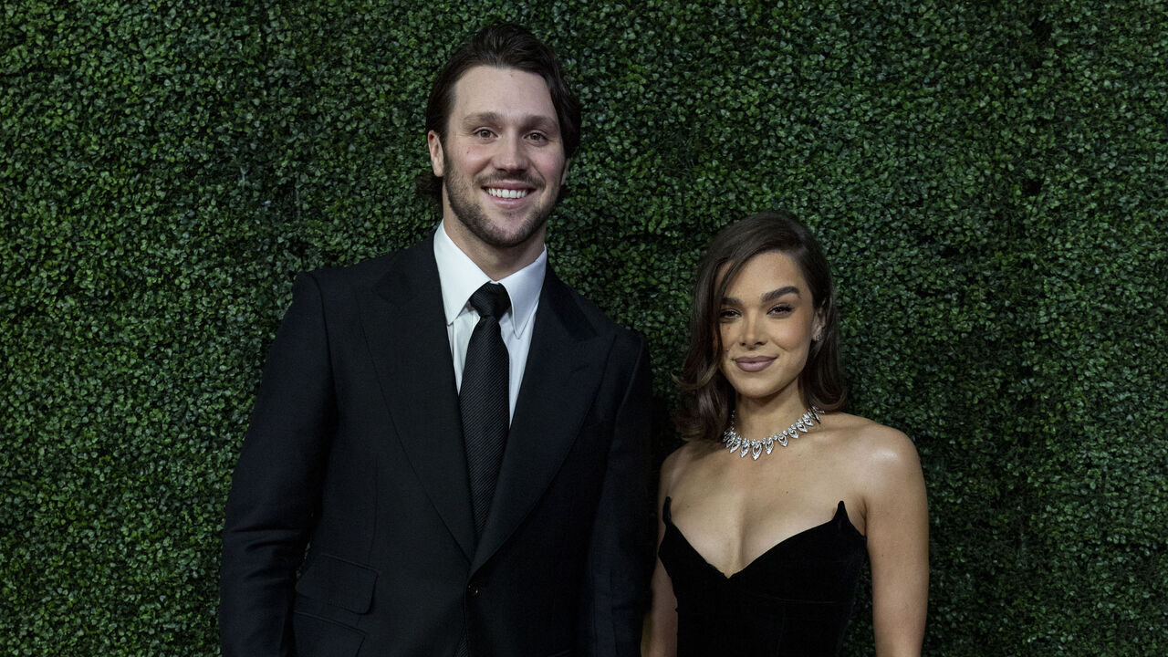 NEW ORLEANS, LOUISIANA - FEBRUARY 06: Josh Allen and Hailee Steinfeld pose for a photo on the red carpet the 14th Annual NFL Honors at Saenger Theatre on February 06, 2025 in New Orleans, Louisiana.