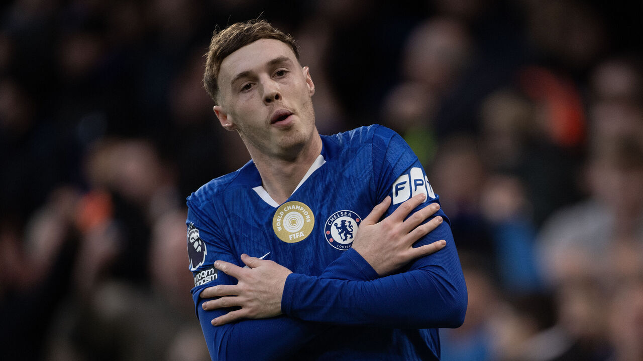 LONDON, ENGLAND - DECEMBER 13: Cole Palmer of Chelsea scores the opening goal during the Premier League match between Chelsea and Everton at Stamford Bridge on December 13, 2025 in London, England.
