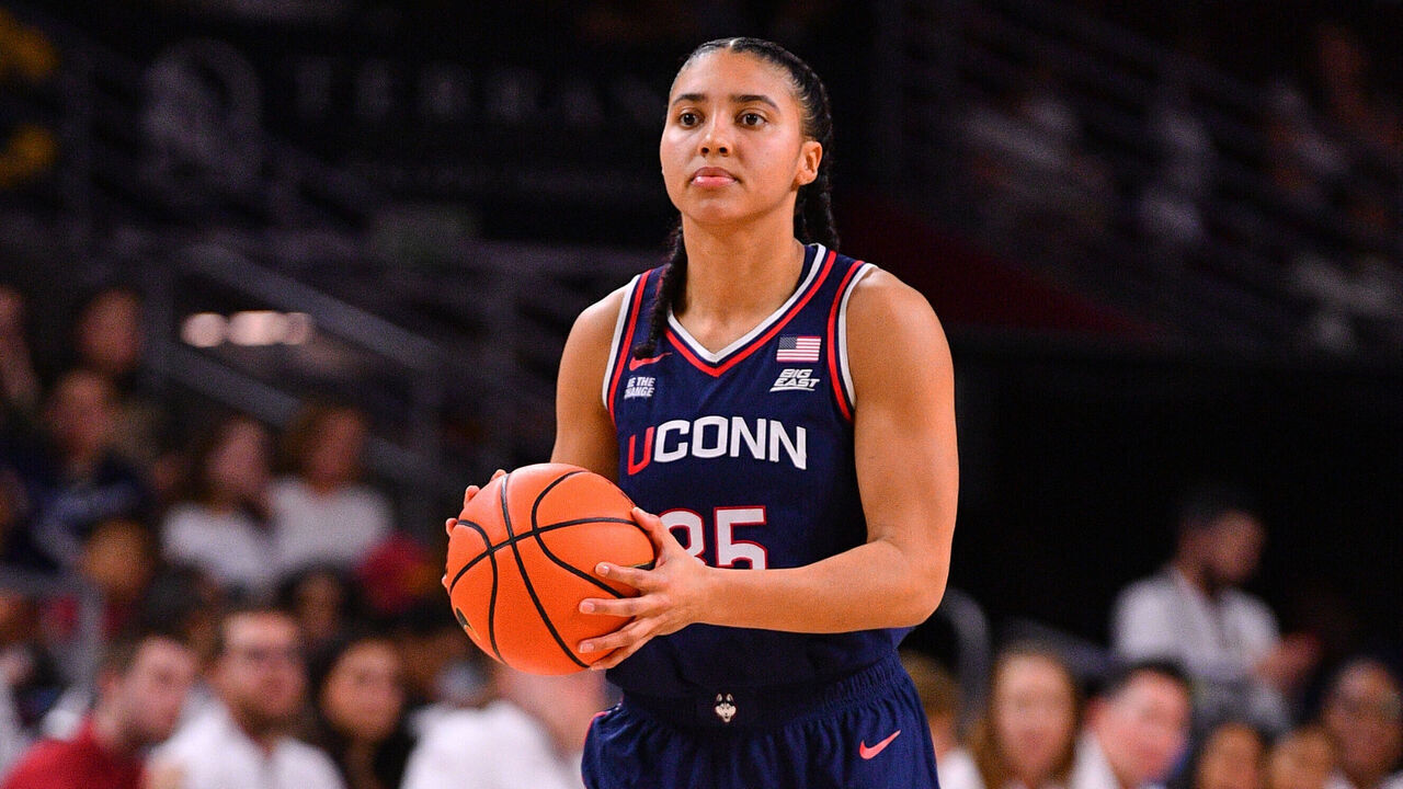 LOS ANGELES, CA - DECEMBER 13: Uconn Huskies guard Azzi Fudd (35) looks to make a pass during the women's college basketball game between the UConn Huskies and the USC Trojans on December 13, 2025 at Galen Center in Los Angeles, CA.