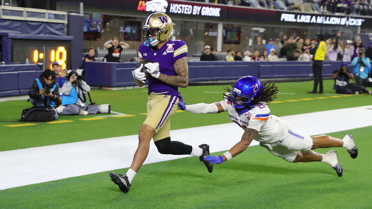 INGLEWOOD, CA - DECEMBER 13 : Washington Huskies wide receiver Raiden Vines-Bright (7) catches a touchdown during the LA Bowl hosted by Gronk between the Boise State Broncos and the Washington Huskies on December 13, 2025, at SoFi Stadium in Inglewood, CA.