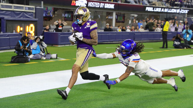 INGLEWOOD, CA - DECEMBER 13 : Washington Huskies wide receiver Raiden Vines-Bright (7) catches a touchdown during the LA Bowl hosted by Gronk between the Boise State Broncos and the Washington Huskies on December 13, 2025, at SoFi Stadium in Inglewood, CA.