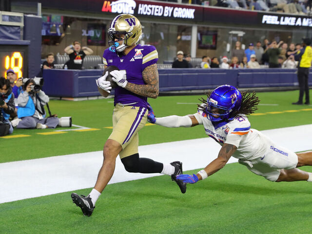 INGLEWOOD, CA - DECEMBER 13 : Washington Huskies wide receiver Raiden Vines-Bright (7) catches a touchdown during the LA Bowl hosted by Gronk between the Boise State Broncos and the Washington Huskies on December 13, 2025, at SoFi Stadium in Inglewood, CA.