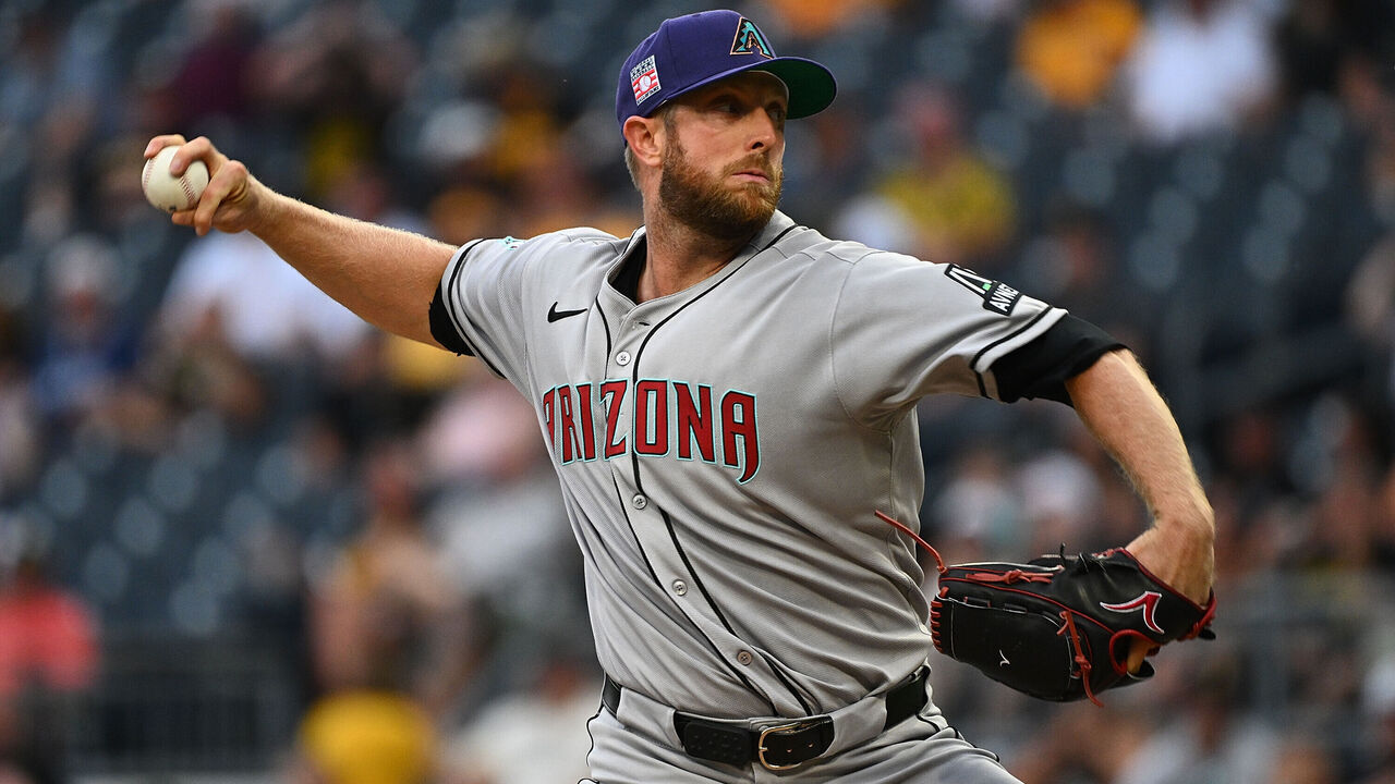PITTSBURGH, PENNSYLVANIA - JULY 26: Merrill Kelly #29 of the Arizona Diamondbacks pitches in the first inning during the game against the Pittsburgh Pirates at PNC Park on July 26, 2025 in Pittsburgh, Pennsylvania.