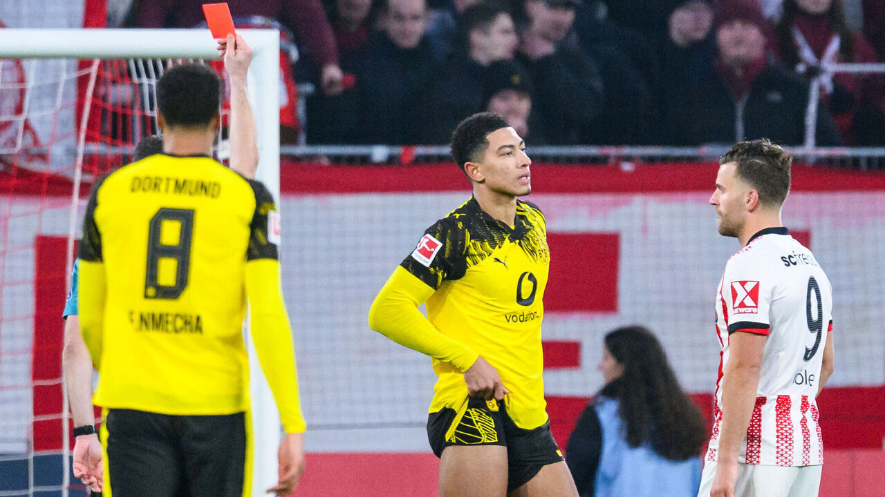14 December 2025, Baden-Württemberg, Freiburg im Breisgau: Soccer: Bundesliga, SC Freiburg - Borussia Dortmund, Matchday 14, Europa-Park Stadium. Jobe Bellingham (Borussia Dortmund) is shown the red card by the referee. Photo: Tom Weller/dpa - IMPORTANT NOTE: In accordance with the regulations of the DFL German Football League and the DFB German Football Association, it is prohibited to utilize or have utilized photographs taken in the stadium and/or of the match in the form of sequential images and/or video-like photo series.
