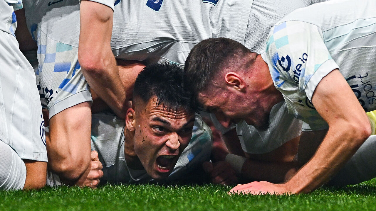 GENOA, ITALY - DECEMBER 14: Lautaro Martinez of Inter (left) celebrates with his team-mate Petar Sucic after scoring a goal during the Serie A match between Genoa CFC and FC Internazionale at Luigi Ferraris Stadium on December 14, 2025 in Genoa, Italy.
