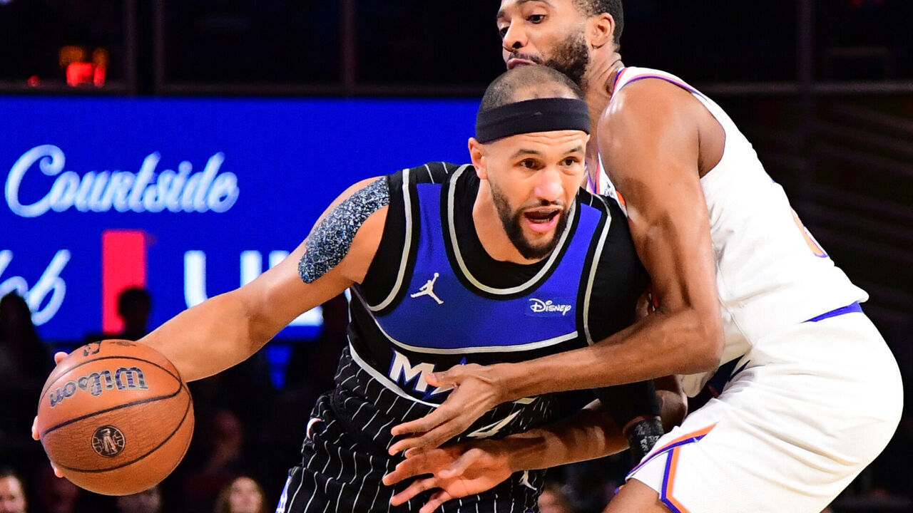 LAS VEGAS, NV - DECEMBER 13: Jalen Suggs #4 of the Orlando Magic drives to the basket as Mikal Bridges #25 of the New York Knicks plays defense during the game during the Emirates NBA Cup Semifinal game on December 13, 2025 at T-Mobile Arena in Las Vegas, Nevada. NOTE TO USER: User expressly acknowledges and agrees that, by downloading and/or using this Photograph, user is consenting to the terms and conditions of the Getty Images License Agreement. Mandatory Copyright Notice: Copyright 2025 NBAE