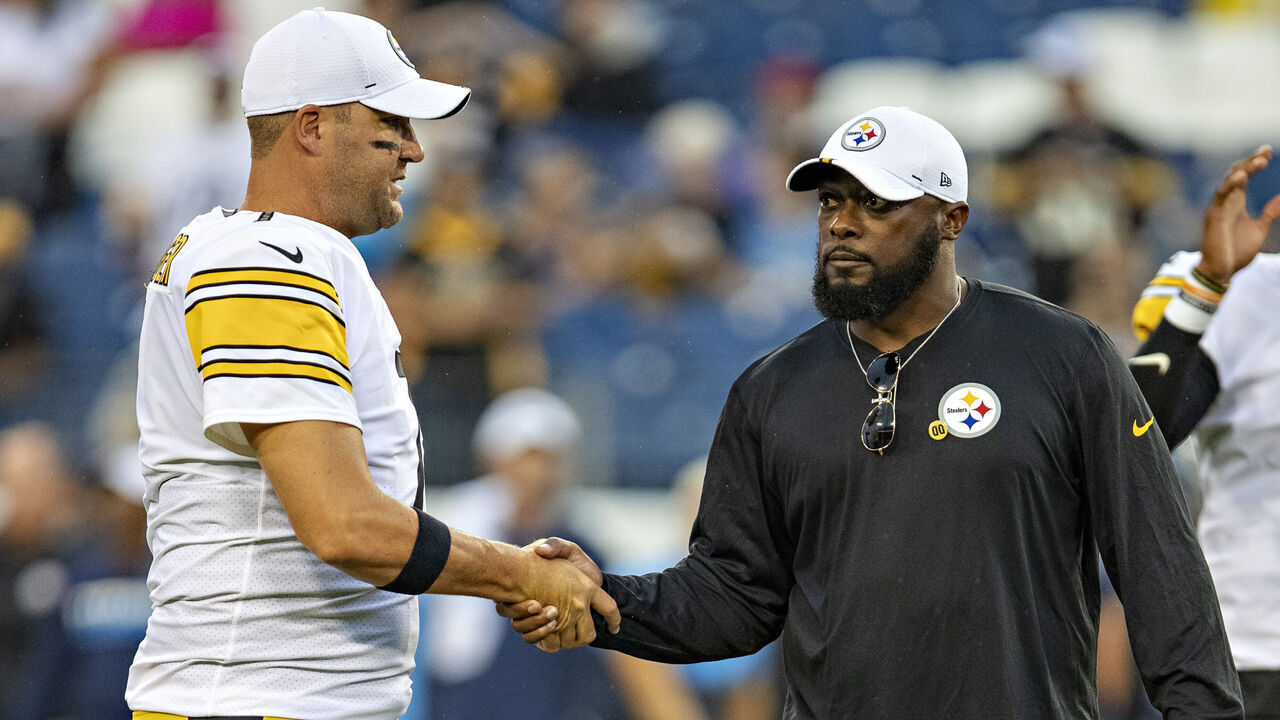 NASHVILLE, TN - AUGUST 25: Quarterback Ben Roethlisberger #7 and Head Coach Mike Tomlin of the Pittsburgh Steelers shake hands before a game against the Tennessee Titans during week three of preseason at Nissan Stadium on August 25, 2019 in Nashville, Tennessee. The Steelers defeated the Titans 18-6.