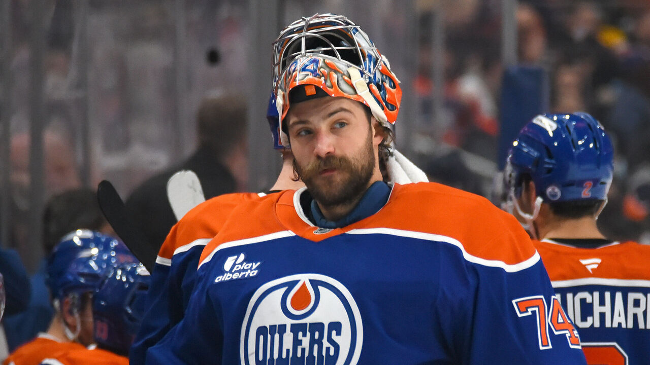 EDMONTON, CANADA - DECEMBER 11: Stuart Skinner #74 of the Edmonton Oilers takes a break during a stoppage in play during the game against the Detroit Red Wings at Rogers Place on December 11, 2025, in Edmonton, Alberta, Canada.