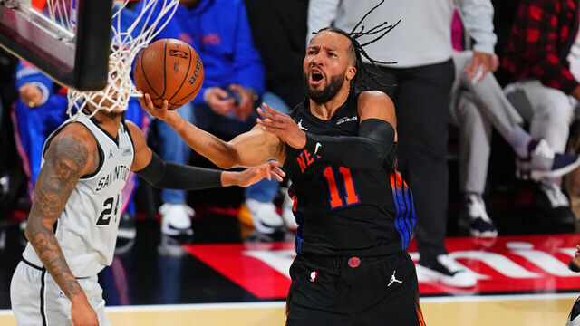 LAS VEGAS, NV - DECEMBER 16: Jalen Brunson #11 of the New York Knicks drives to the basket during the game against the San Antonio Spurs during the 2025-26 Emirates NBA Cup Championship game on December 16, 2025 at T-Mobile Arena in Las Vegas, Nevada. NOTE TO USER: User expressly acknowledges and agrees that, by downloading and or using this photograph, user is consenting to the terms and conditions of Getty Images License Agreement. Mandatory Copyright Notice: Copyright 2025 NBAE