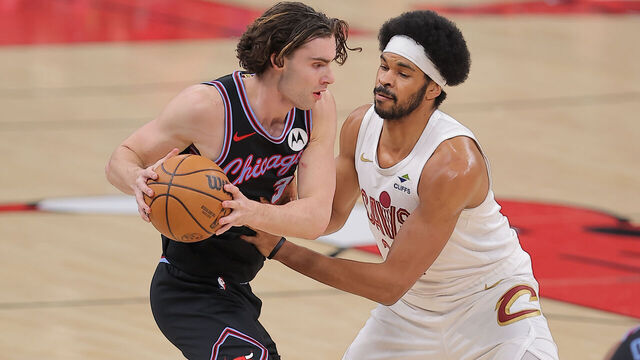 CHICAGO, IL - DECEMBER 17: Jarrett Allen #31 of the Cleveland Cavaliers posts up against Josh Giddey #3 of the Chicago Bulls during the first half on December 17, 2025 at the United Center in Chicago, Illinois.