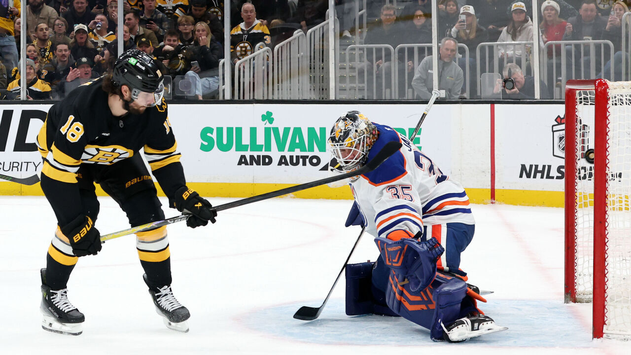 BOSTON, MA - DECEMBER 18: Pavel Zacha #18 of the Boston Bruins beats Tristan Jarry #35 of the Edmonton Oilers for the equalizer during a game between the Boston Bruins and the Edmonton Oilers on December 18, 2025, at TD Garden in Boston, Massachusetts.