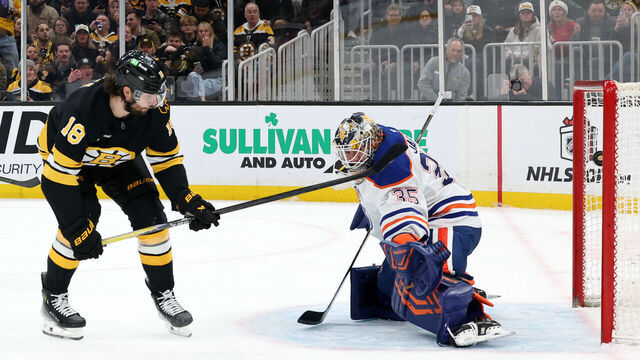 BOSTON, MA - DECEMBER 18: Pavel Zacha #18 of the Boston Bruins beats Tristan Jarry #35 of the Edmonton Oilers for the equalizer during a game between the Boston Bruins and the Edmonton Oilers on December 18, 2025, at TD Garden in Boston, Massachusetts.