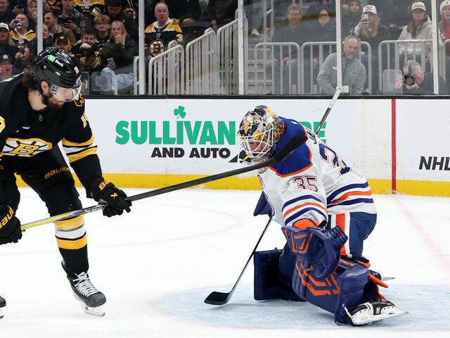 BOSTON, MA - DECEMBER 18: Pavel Zacha #18 of the Boston Bruins beats Tristan Jarry #35 of the Edmonton Oilers for the equalizer during a game between the Boston Bruins and the Edmonton Oilers on December 18, 2025, at TD Garden in Boston, Massachusetts.
