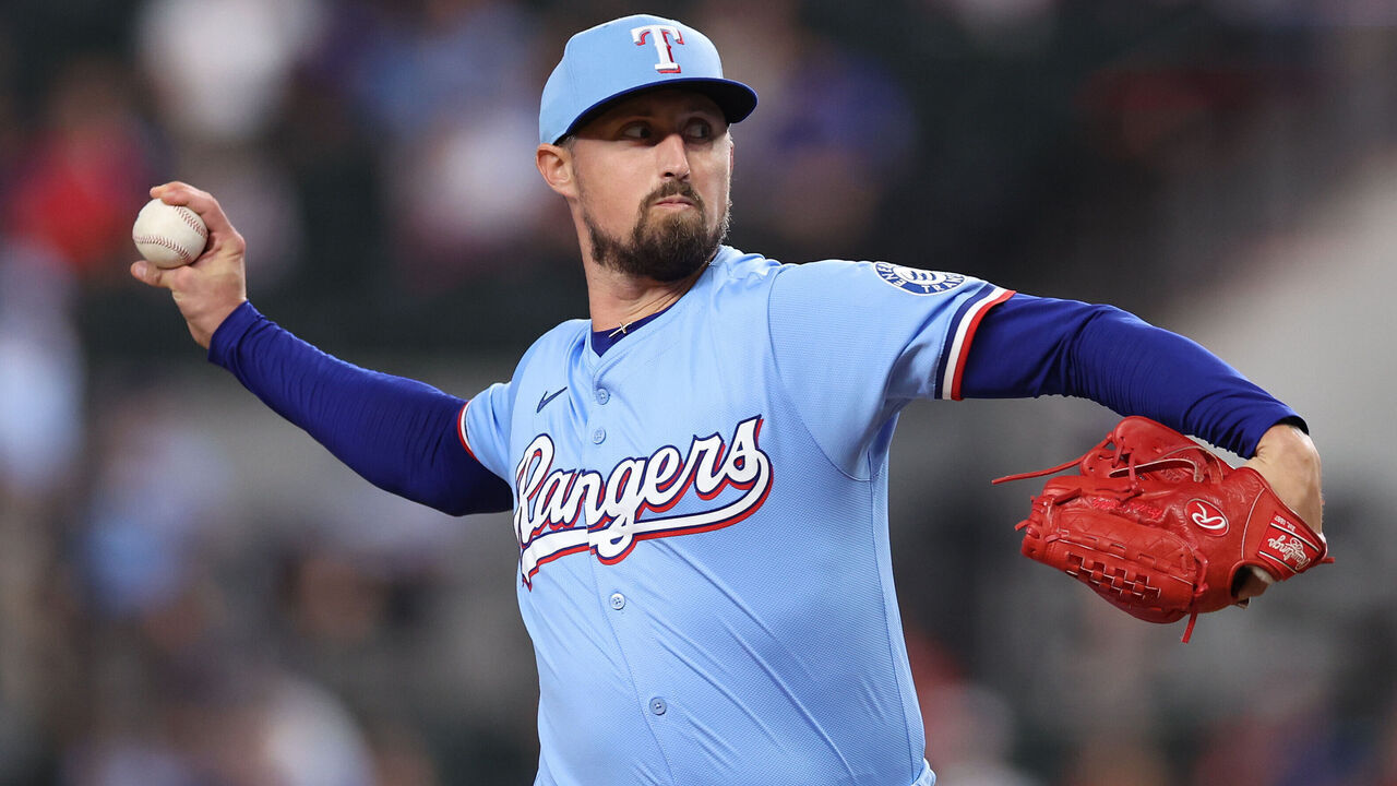 ARLINGTON, TEXAS - SEPTEMBER 21: Shawn Armstrong #43 of the Texas Rangers pitches during the eighth inning against the Miami Marlins at Globe Life Field on September 21, 2025 in Arlington, Texas.