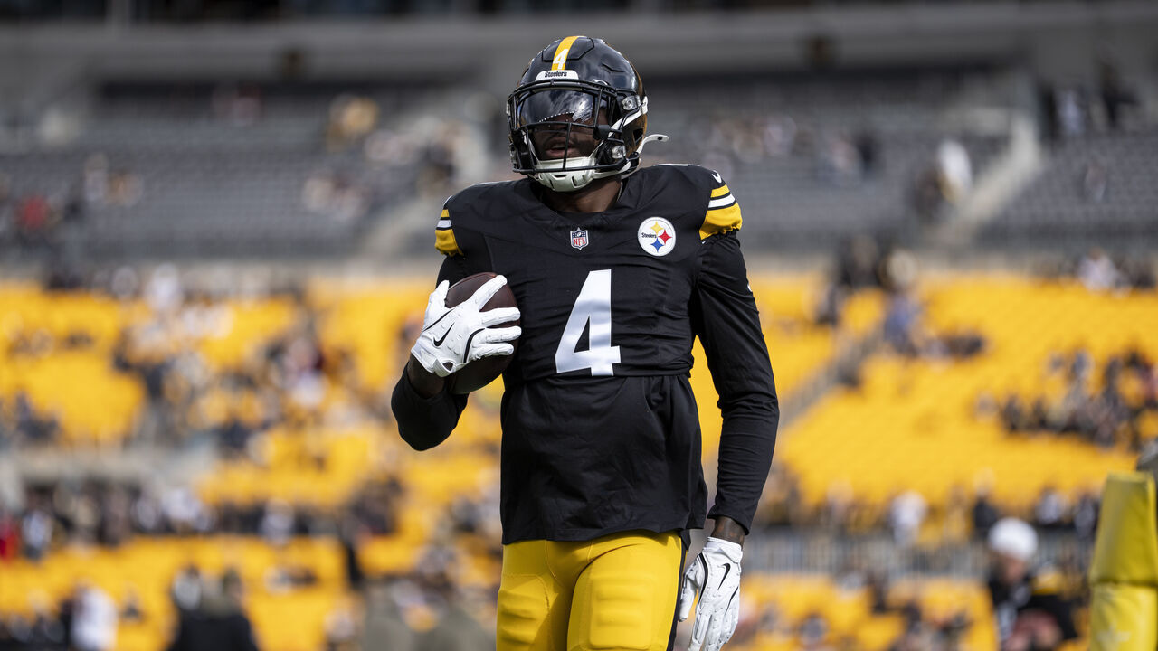 PITTSBURGH, PENNSYLVANIA - NOVEMBER 16: DK Metcalf #4 of the Pittsburgh Steelers runs with the ball during an NFL football game against the Cincinnati Bengals at Acrisure Stadium on November 16, 2025 in Pittsburgh, Pennsylvania.